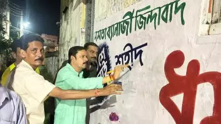 সিউড়ি ১: একুশে জুলাই এর কর্মসূচিকে সাফল্যমণ্ডিত করতে সিউড়ি শহরের একাধিক জায়গায় দেওয়াল লিখন করলেন পৌরসভার চেয়ারম্যান