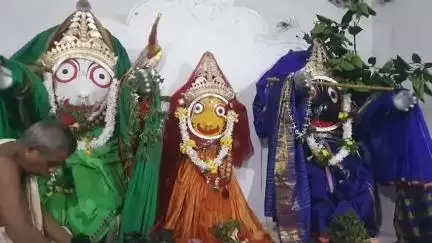 ଦେବଗଡ: ପୁରୁଣାଗଡ ସ୍ଥିତ ଶ୍ରୀ ଗୁଣ୍ଡିଚା ମନ୍ଦିରରେ କୃଷ୍ଣ-ବଳରାମ ବେଶରେ ଶ୍ରଦ୍ଧାଳୁଙ୍କୁ ଦର୍ଶନ ଦେଲେ ଠାକୁର