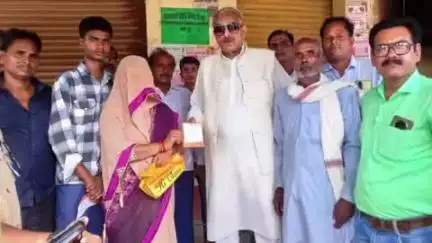 लालगंज: लालगढ़ क्षेत्र में हुई सड़क दुर्घटनाओं के पीड़ितों के घर पहुंचे राज्यसभा सांसद प्रमोद तिवारी