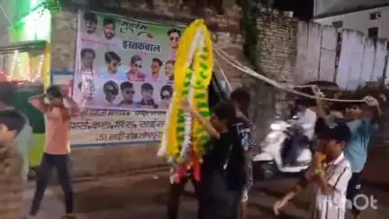 विदिशा नगर: मोहर्रम पर शुक्रवार रात 10 बजे शहर में खड़ी सवारियां आलमगीर से मिलने और सजदा करने निकलीं