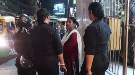 বারুইপুর: মহিলাদের সুরক্ষাতে নরেন্দ্রপুরে রাস্তায় বারইপুর পুলিশ জেলার উনাস টিমের সদস্যরা