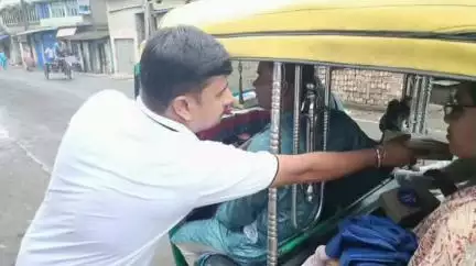 বারুইপুর: দীঘার জগন্নাথ ধাম এর মহাপ্রসাদ নিজের হাতে মানুষদের মধ্যে বিলি করলেন বারুইপুর পূর্ব বিধানসভার বিধায়ক বিভাস সরদার