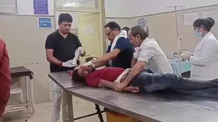 दमयंती नगर: कोतवाली थाने के सामने अज्ञात कार की टक्कर से घायल हुआ एक बाइक सवार, टीआई मनीष कुमार ने अस्पताल में कराया भर्ती