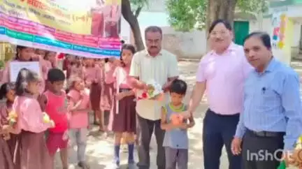 नानपारा: रिसिया कंपोजिट विद्यालय में स्कूल चलो अभियान के तहत बीएसए ने दिखाई हरी झंडी, निकाली गई रैली