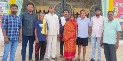 आलापुर: पीके चैरिटेबल ट्रस्ट टीम के प्रयास से जौनपुर में मिली किछौछा से गायब झारखंड की जायरीन, पूर्व मंत्री ने की मुलाकात