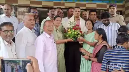 वाशिम: जिल्हा परिषद मुख्य कार्यकारी अधिकारी वैभव वाघमारे यांना सामान्य लोकांच्या वतीने  निरोप!