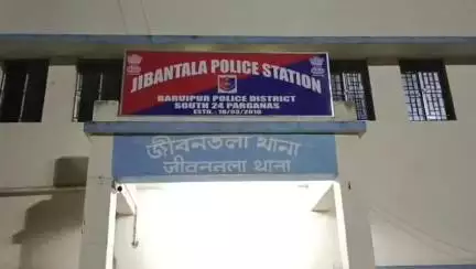 ক্যানিং ২: নাবালিকাকে বিয়ে করে সংসার করতে গিয়ে শ্রীঘরে ঠাঁই হলো কালিকাতলার যুবকের