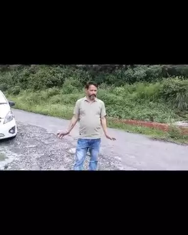 ढाई किलोमीटर रोड राजीव गांधी नवोदय हजारों गड्डे साथ सज रही धामी सरकार में टोप लिस्ट स्कूलों के हाल है आगे सोच सकते हैं