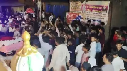 चंदवारा: कोडरमा जिले के विभिन्न प्रखंडों में मोहर्रम पर निकाला गया आठवीं का चौकी जुलूस