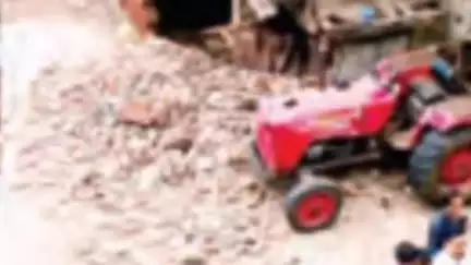 अचलपूर: आठवडी बाजार परिसरातील धोकादायक इमारतीची भिंत कोसळली; मोठा अनर्थ टळला