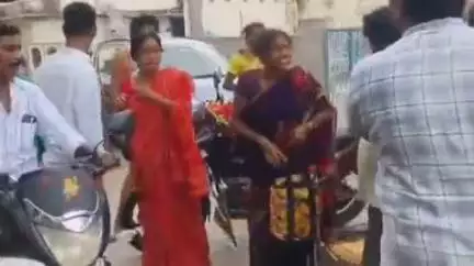 తాడిపత్రి: తాడిపత్రిలోని సుంకలమ్మ పాలెం లో ఓ మహిళ మెడలో నుంచి బంగారు గొలుసు లాక్కెల్తున్న దొంగకు దేహశుద్ధి చేసి పోలీసులకు అప్పగింత