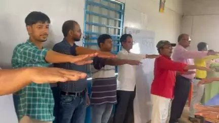 लोकतंत्र को सशक्त बनाने के लिए डा. मानव द्वारा भावी मतदाताओं को दिलाई जा रही शपथ ,