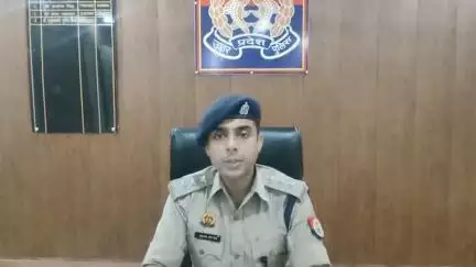 बिधूना: ऐरवाकटरा पुलिस और स्वाट टीम की संयुक्त कार्रवाई में 2 अभियुक्त गबन की गई मूंग दाल के बोरी से भरे ट्रक के साथ पकड़े गए-CO