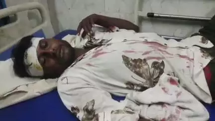 ক্যানিং ১: ক্যানিং বাহিরসোনা মোড়ে বেপরোয়া লরির ধাক্কা টোটোকে জখম দুই