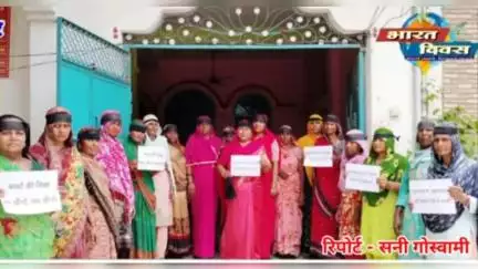 गुलाबी गैंग लोकतान्त्रिक के साथ महिलाओं ने काली पट्टी बांधकर  स्कूलों को बंद करने की सरकार की योजना का किया विरोध प्रदर्शन