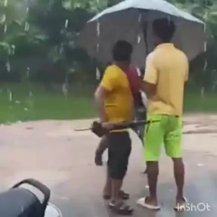कोरबा: पत्नी को छेड़ने पर युवक को डंडे से पीटा, बरसते पानी में पति ने की पिटाई, कोरबा में बीच सड़क पर घंटेभर चला बवाल
