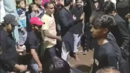 मथुरा: मोहर्रम के चलते शहर की कच्ची सड़क से गमहीन माहौल में निकाला गया दूल-दुल का जुलूस