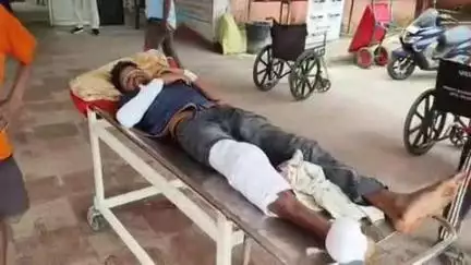 गुमला: खोरा पतराटोली व खटवा नदी पुल के पास दो सड़क दुर्घटनाओं में चार लोग जख्मी, दो रिम्स रेफर