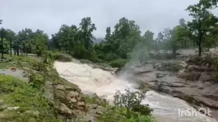 कोरबा: कोरबा में बारिश रुकने पर परसाखोला वॉटरफॉल की खूबसूरती हुई मनमोहक, बड़ी संख्या में लोग प्रकृति का दीदार करने पहुंचे