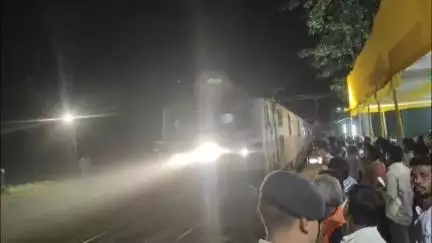 सरिया: चिचाकी रेलवे स्टेशन पर हटिया इस्लामपुर एक्सप्रेस का हुआ ठहराव, बगोदर विधायक ने हरी झंडी दिखाकर रवाना किया