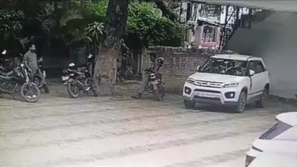 औरंगाबाद: जिला परिषद कैंपस से गायब हुई बाइक का दो दिन बाद भी नहीं मिला सुराग, सीसीटीवी कैमरे में कैद हुई चोरी की घटना