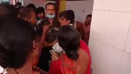 जगदीशपुर: जवाहरलाल नेहरू मेडिकल कॉलेज अस्पताल में मोबाइल चोरी कर भाग रहा चोर पकड़ा गया, परिजनों ने पीटा