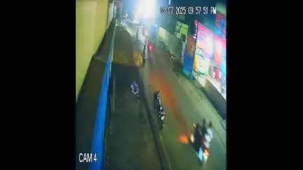 लखीमपुर: इमली चौराहा बर्फ फैक्ट्री के पास बाइक सवार बदमाशों ने युवक से छीना फोन, सीसीटीवी में कैद हुई वारदात, वीडियो आज आया सामने