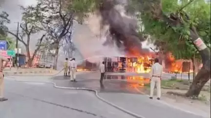 धनौरा: गजरौला कुमराला पुलिस चौकी के पीछे केमिकल से लदा कैंटर पलटा, हेल्पर की जिंदा जलकर हुई मौत