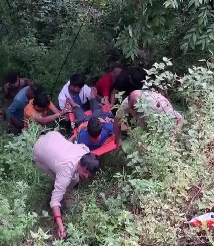 थराली: थराली नारायणबगड़ मोटर मार्ग पर ग्राम मलतुरा में वाहन दुर्घटनाग्रस्त, चालक घायल, किया गया रेस्क्यू