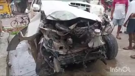 भोगनीपुर: बरसाती पुलिया पुखरायां के निकट कार अनियंत्रित होकर दुकान में घुसी, कार सवार 2 युवक घायल, मेडिकल कॉलेज रेफर