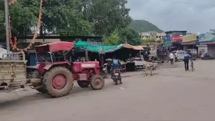 बूंदी: शहर के अहिंसा सर्किल पर नगर परिषद और यातायात पुलिस ने अतिक्रमण के खिलाफ की कार्रवाई