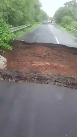 jila Narsinghpur gadrwara road gram bhadeshwar ki tuti sadak