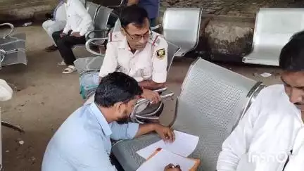 सासाराम: एसपी जैन कॉलेज में काम कर रहे मजदूर की मौत के बाद पुलिस ने शव को पोस्टमार्टम के बाद परिजनों को सौंप दिया