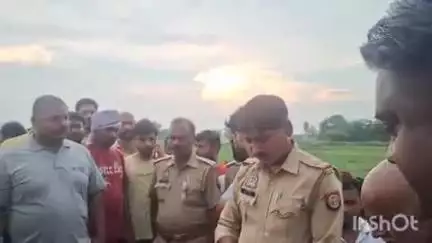 बुढ़नपुर: भीलमपुर छपरा गांव में आकाशीय बिजली की चपेट में आने से अधेड़ उम्र के व्यक्ति की सूचना पर तहसीलदार परिजनों से मिलने पहुंचे