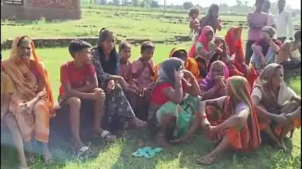 पुवायां: पुवायां थाना क्षेत्र के कहमारा गांव में रात से लापता मजदूर का शव पेड़ से लटका मिला