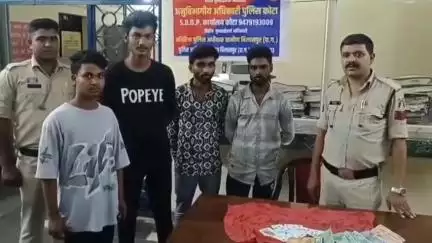 कोटा: शुक्रवार को पुरानी बस्ती कोटा के स्कूल परिसर में पैसे का दाव लगाकर जुआ खेलते 4 जुआरियों को कोटा पुलिस ने किया गिरफ्तार