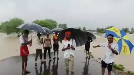 शिवपुरी: कुंवरपुर गांव सहित ग्रामीण क्षेत्रों में मूसलाधार बारिश, निर्माणाधीन बिजली फीडर पानी में डूबा