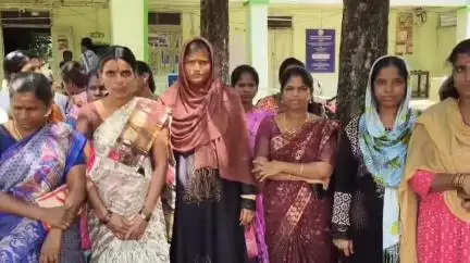 புதுக்கோட்டை: அன்னவாசல் அரசு பள்ளிக்கு 3 லட்சம் மதிப்பிலான சீர்வரிசை பொருள்கள் வழங்கிய முன்னாள் மாணவர்கள் மற்றும் மாணவ மாணவிகளை பெற்றோர்கள்