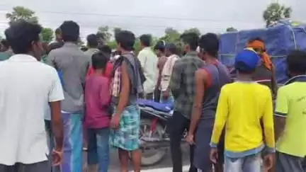 पूर्णिया पूर्व: पैकागोला में सड़क किनारे खड़ी ऑटो और बाइक में जोरदार टक्कर, बाइक चालक की स्थिति गंभीर