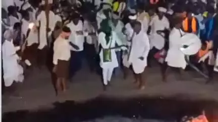 ಶೋರಾಪುರ: ಹೆಮನೂರ ಗ್ರಾಮದಲ್ಲಿ ಮೊಹರಂ ಆಚರಣೆ ಸಂದರ್ಭ ದೇವರ ಕುದುರೆ ಜಮಲ್ ಸಾಬ್ ಬೆಂಕಿಯಲ್ಲಿ ಕುಳಿತು ನಮಾಜ್