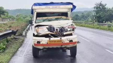 ଖଲ୍ଲିକୋଟ୍: ବଡ଼ ଘାଟିରେ ଟ୍ରକ ପଛକୁ ଧକ୍କା ଦେଲା ପିକଅପ ଭ୍ୟାନ, ଅଳ୍ପକେ ବର୍ତ୍ତି ଡ୍ରାଇଭର