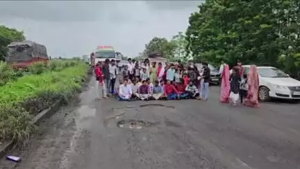 ઠાસરા: ઈન્દોર અમદાવાદ હાઈવે પર ચક્કાજામ.હાઈવે ઓથોરિટી હાય હાય ના લગાવ્યા નારા.