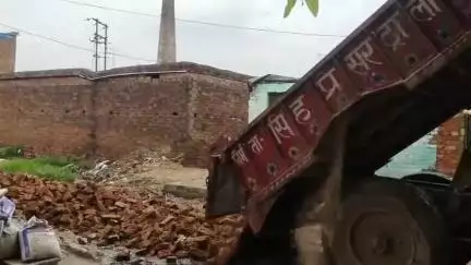 बांगरमऊ: बांगरमऊ में मोहर्रम जुलूस से पहले जर्जर सड़क की मरम्मत शुरू, ग्रामीणों ने जुलूस निकलने वाले मार्ग की एसडीएम से की शिकायत