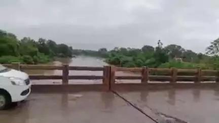 सिहोरा: उफान पर हिरन नदी, लोग जान जोखिम में डालकर निकाल रहे हैं लकड़ी