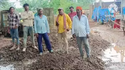 शाढ़ौरा: गांधीनगर आदिवासी बस्ती में कीचड़ व जलभराव से मिली राहत, अध्यक्ष एवं पार्षद का जताया आभार
