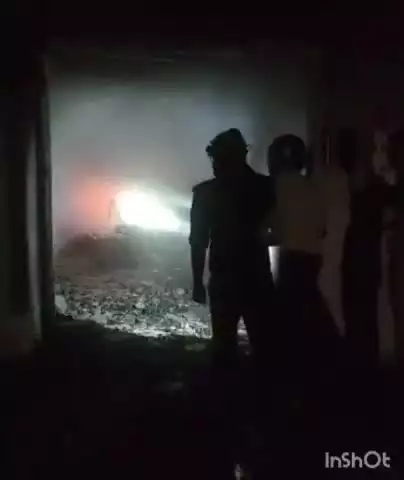 आगरा: मोहम्मदपुर में फर्नीचर और कपड़ा की फैक्ट्री में लगी आग, लाखों रुपए के नुकसान का अनुमान, दमकल की 5 गाड़ियों ने पाया काबू