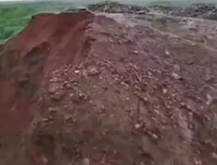 डिंडौरी: उदरी गांव में बारिश से जल गंगा संवर्धन अभियान का निर्माणाधीन तालाब धराशाही, वीडियो वायरल