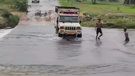 છોટાઉદેપુર: કાનાવાંટ કાછેલ ગામ વચ્ચે આની નદી ઉપર આવેલ લો લેવલ કોઝવે પાણીમાં ગરકાવ થયો,આપી પ્રતિક્રિયા. #JANSAMASYA