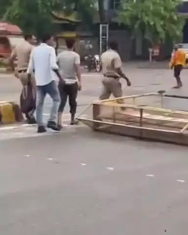 जगाधरी: जगाधरी पुलिस नाके पर बेरी गेट गिरने से ट्रक चालक ट्रक लेकर फरार, पुलिसकर्मी बाल-बाल बचे, वीडियो वायरल