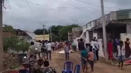 యర్రగొండపాలెం: నల్లగుంట్ల గ్రామంలో వెంకటేశ్వర్లు అనే వ్యక్తిపై ప్రత్యర్థులు గొడ్డెళ్ళతో దారుణంగా హత్య